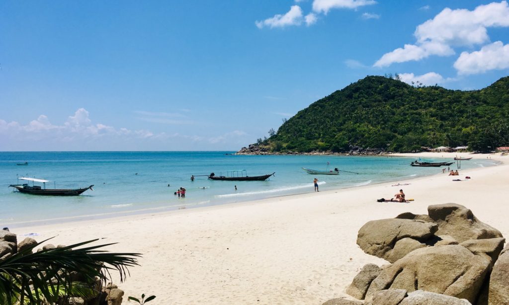 Ein traumhafter Strand mit ein paar Fischerbooten und Badenden