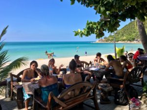 Die Ausbildungsgruppe meiner Yogalehrerausbildung beim entspannten Mittagessen am Bottle Beach