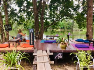 Ein Café auf einer Plattform am Fluss in Srithanu