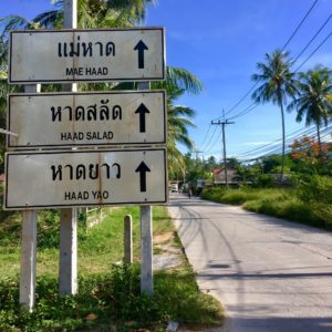 Eine Straße mit einem Straßenschild in Srithanu auf Koh Phangan