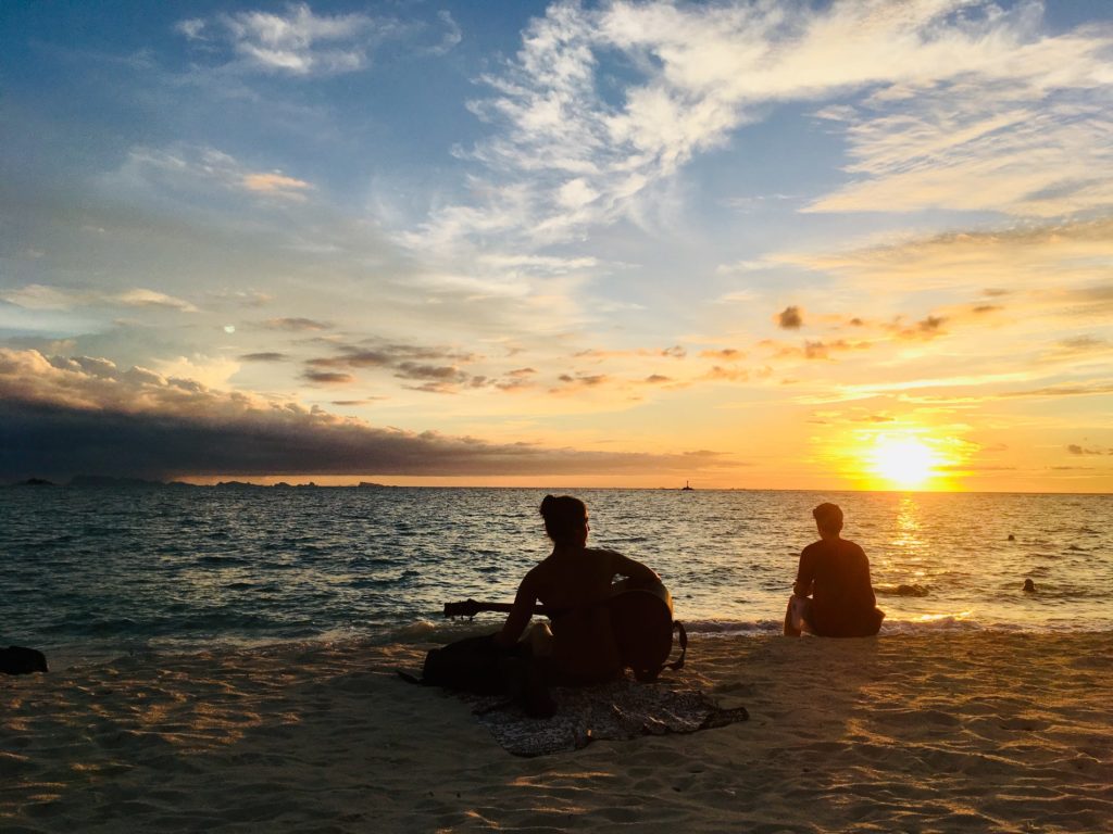 Abendstimmung mit Gitarrenmusik bei Sonnenuntergang am Zen Beach