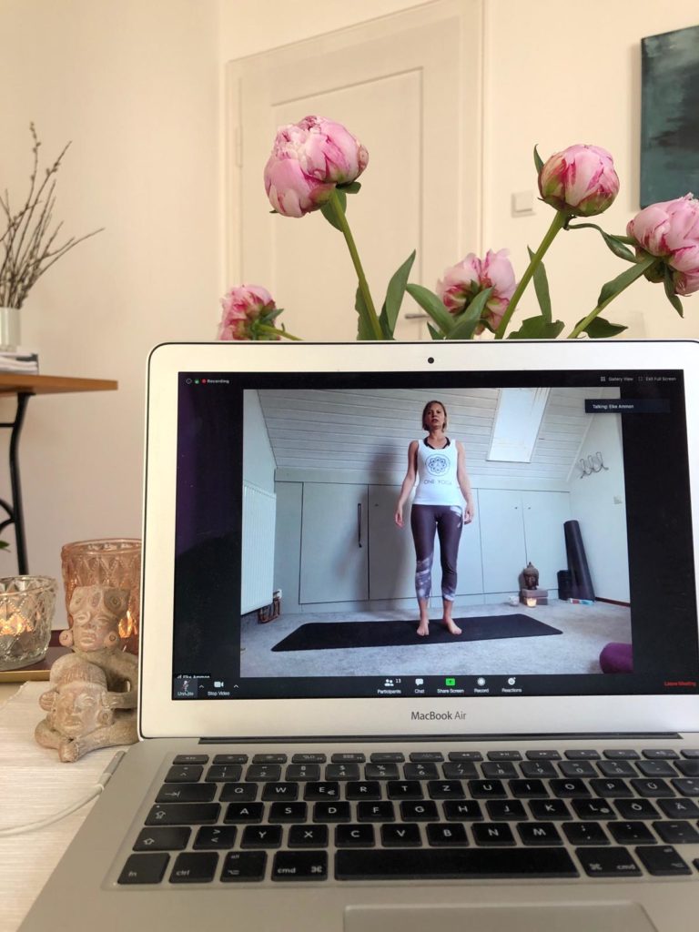 Ein Bildschirm mit Elke bei einer Online Yoga Stunde