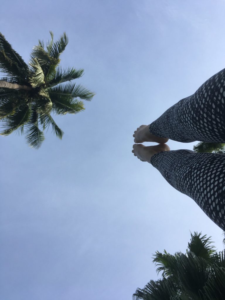 Der blaue Himmel Thailands mit meinen Beinen und Palmen