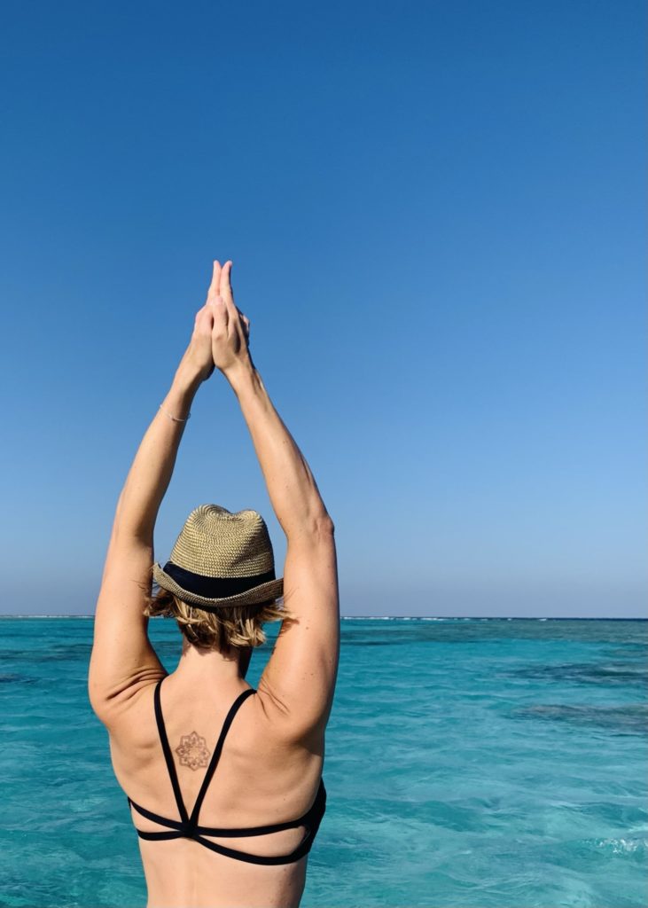 Rückenansicht von Elke mit Tattoo und Blick aufs Rote Meer