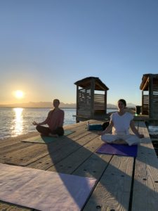 Yoga auf dem Jetty mit Sonnenuntergang