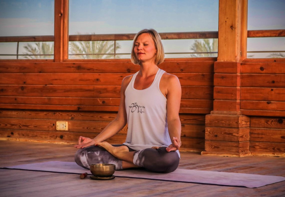 Elke in sitzender Meditationshaltung im Breakers Yoga Pavillon