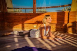 Die Sphinx-Pose bei Sonnenuntergang im Breakers Yoga Pavillon