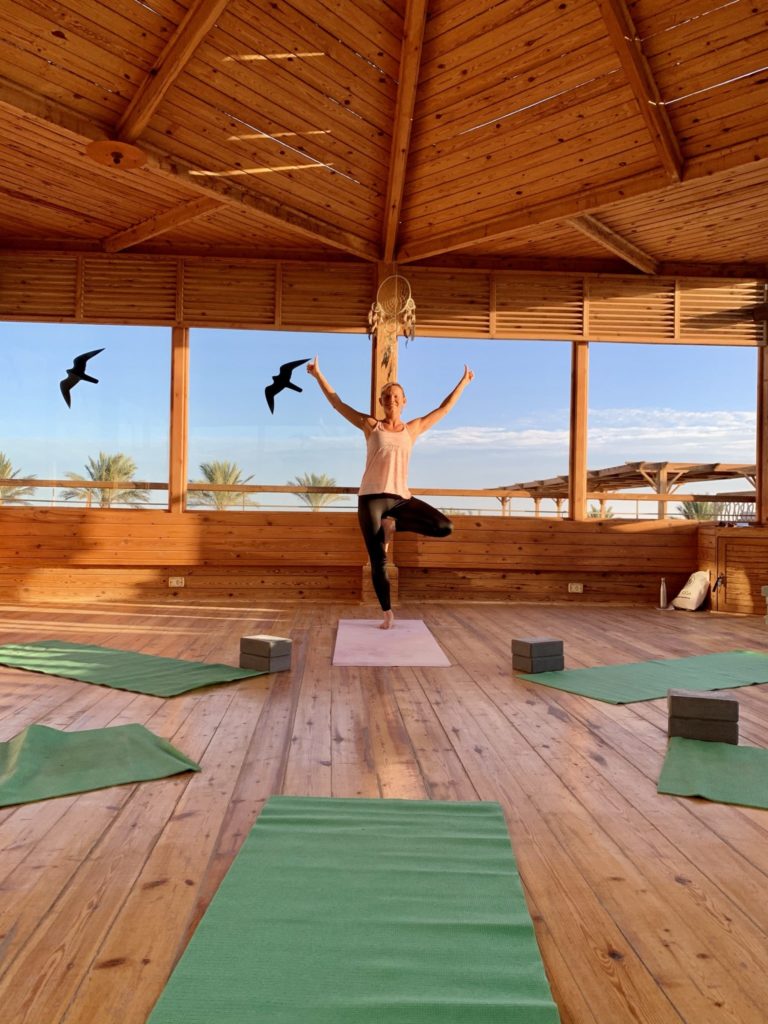 Vor der Yogastunde ein Bäumchen im Breakers Yoga Pavillon