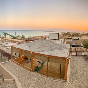 Das Breakers Yogapavillon bei Sonnenuntergang mit Blick über das Rote Meer