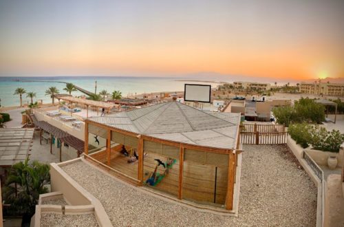 Das Breakers Yogapavillon bei Sonnenuntergang mit Blick über das Rote Meer