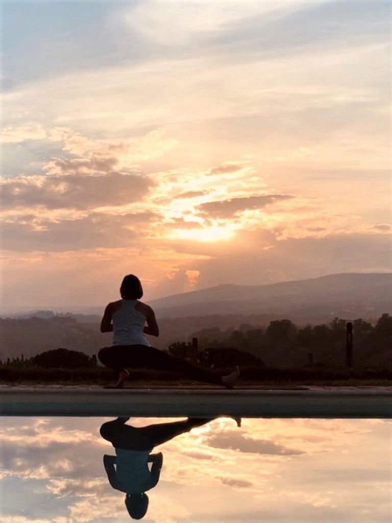Elke in der halben Hocke bei Sonnenuntergang bei der Villa Rey in Umbrien