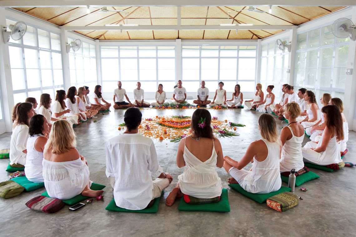 Die Ausbildungsgruppe meiner Yogalehrerausbildung bei der Zertifikatsübergabe im Abschlusskreis