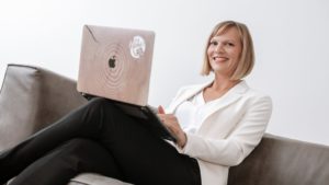 Elke mit Laptop bei einer Online Coaching Session